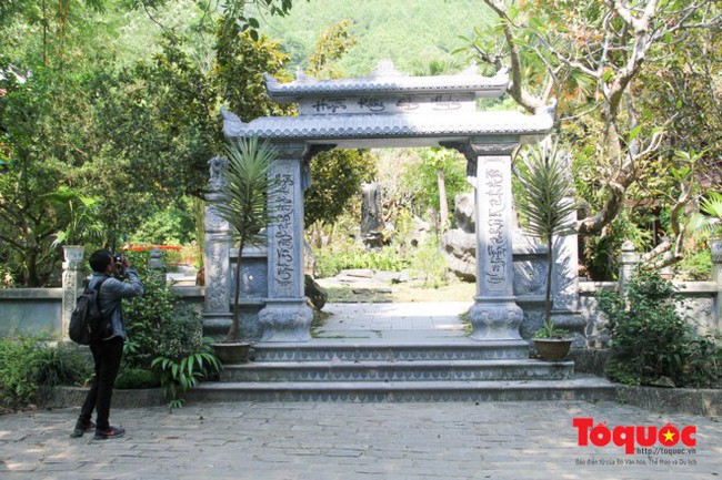 Khám phá ngôi chùa nằm trong lòng núi đẹp như “tiên cảnh” ở Cố đô Huế - Ảnh 1.
