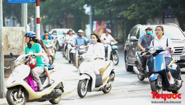 Hà Nội: Học sinh THPT vô tư vi phạm luật giao thông, đi xe phân khối lớn đến trường - Ảnh 4.