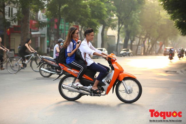 Hà Nội: Học sinh THPT vô tư vi phạm luật giao thông, đi xe phân khối lớn đến trường - Ảnh 5.