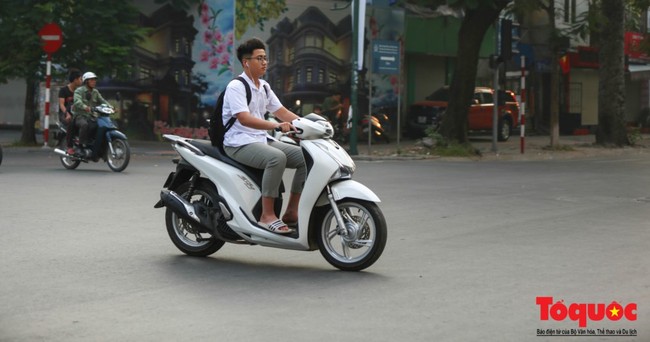 Hà Nội: Học sinh THPT vô tư vi phạm luật giao thông, đi xe phân khối lớn đến trường - Ảnh 6.