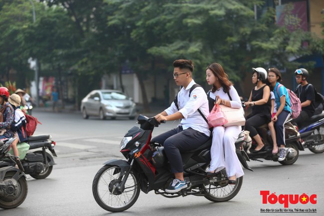 Hà Nội: Học sinh THPT vô tư vi phạm luật giao thông, đi xe phân khối lớn đến trường - Ảnh 7.