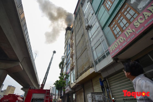 Hà Nội: Cháy lớn quán karaoke 9 tầng ở phố Hào Nam - Ảnh 3.