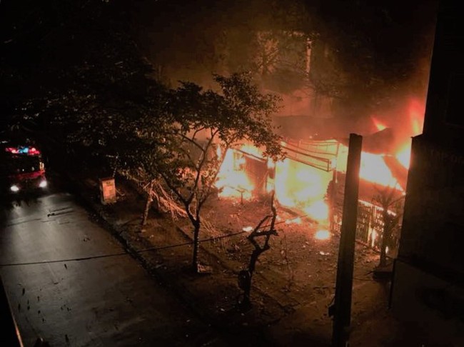 Cháy lớn trong đêm thiêu rụi hai căn nhà tại phố Chùa Láng - Ảnh 1.