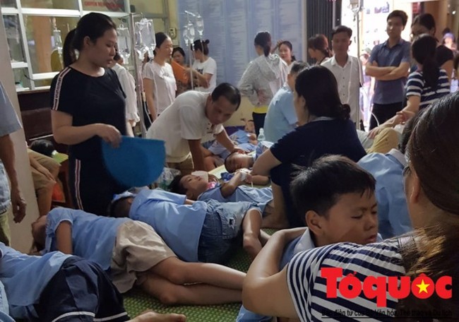 Nóng: Gần 200 học sinh ở Ninh Bình ngộ độc thực phẩm - Ảnh 1.