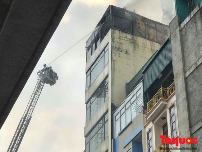 Hà Nội: Cháy lớn quán karaoke 9 tầng ở phố Hào Nam - Ảnh 4.