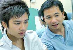 Đạo diễn Đỗ Thanh Hải (phải) đang chỉ đạo diễn xuất cho diễn viên trẻ Mạnh Quân.