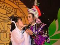 Thí sinh Thành Tây (vai Lục Vân Tiên) và Quế Hương (vai Kiều Nguyệt Nga) trong đêm sơ tuyển tại TP Cần Thơ