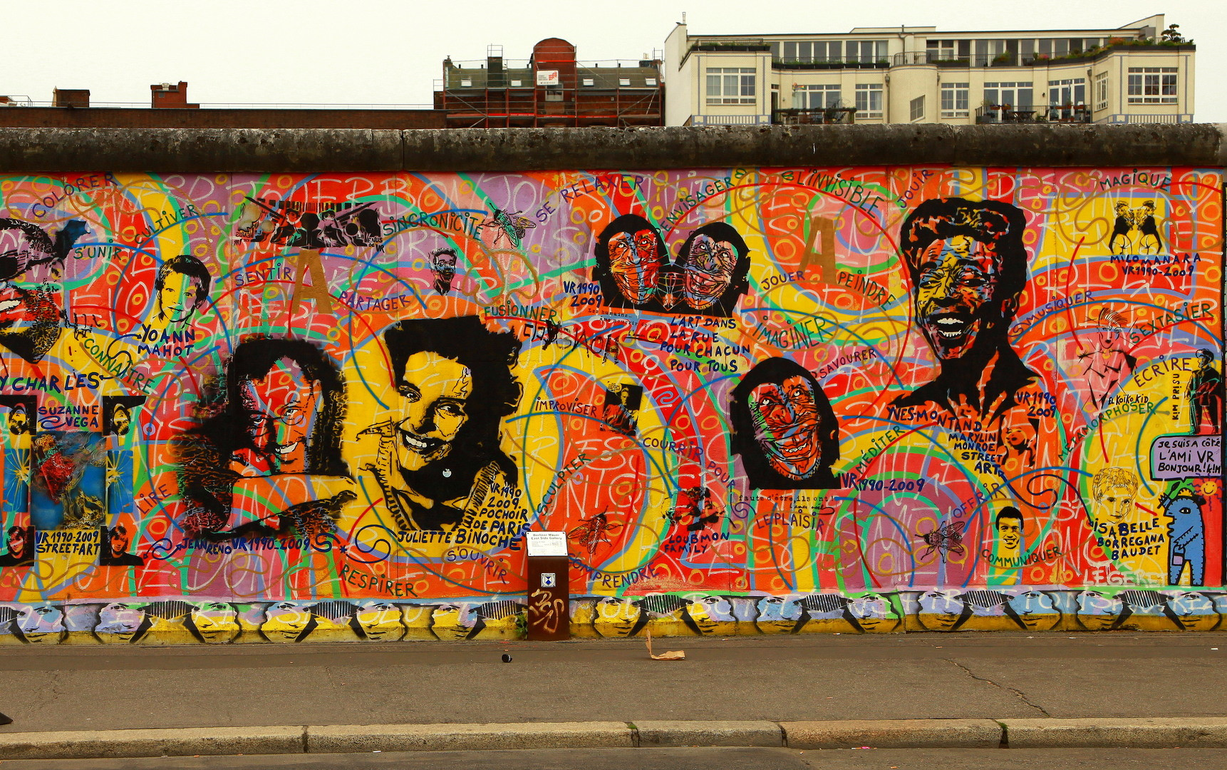 Graffiti Berlin: Khám phá nghệ thuật graffiti đường phố ở Berlin với những tác phẩm độc đáo, táo bạo và sáng tạo. Những bức tường được phủ đầy màu sắc, hình ảnh độc đáo và thông điệp ý nghĩa chắc chắn sẽ khiến bạn say mê và muốn khám phá thêm.