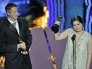 Đạo diễn Daniel Junge (trái) và Sharmeen Obaid-Chinoy nhận giải Oscar cho phim tài liệu ngắn hay nhất