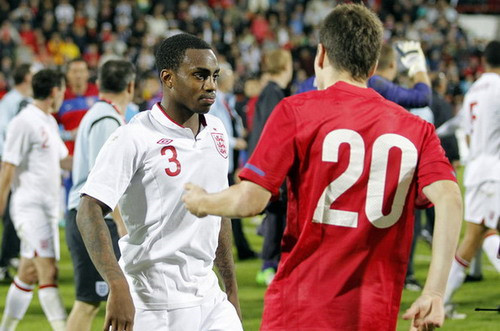 Rose (trái) và Ninkovic gây gổ sau trận đấu