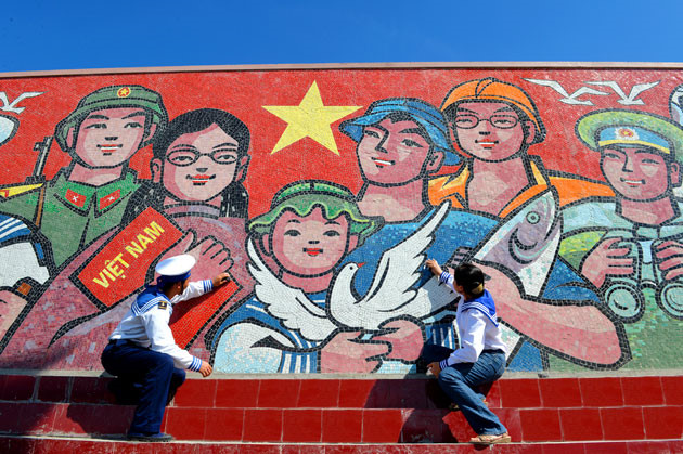 Tranh vẽ Hoàng Sa Trường Sa của trẻ em trưng bày dọc biển Nha Trang  Tuổi  Trẻ Online