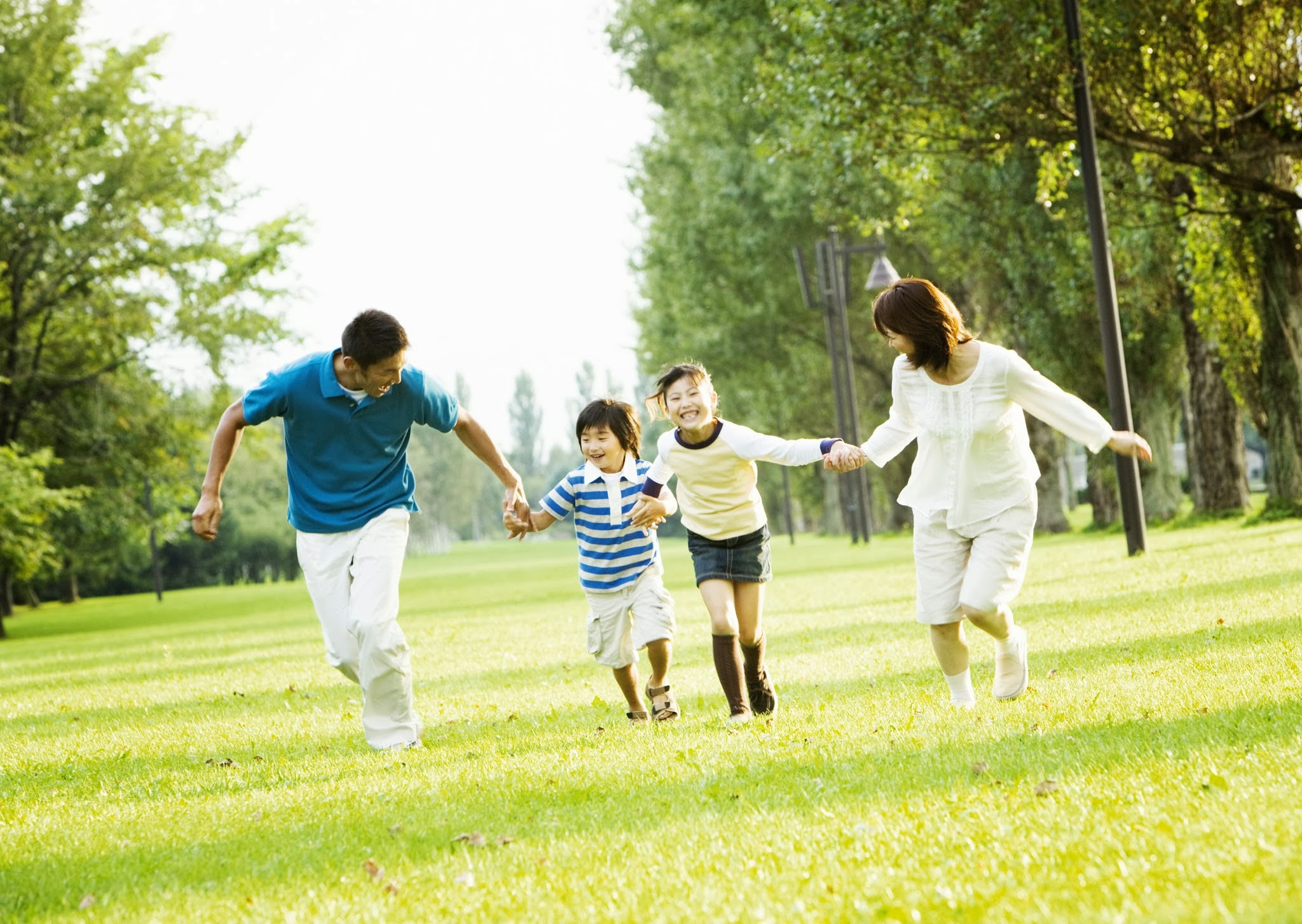 Gia đình: Không có gì quan trọng hơn gia đình. Hãy xem những hình ảnh đáng yêu về những gia đình hạnh phúc và tình cảm thiêng liêng. Hình ảnh này sẽ khiến bạn cảm nhận được sự ấm áp và hạnh phúc của một gia đình đúng nghĩa.