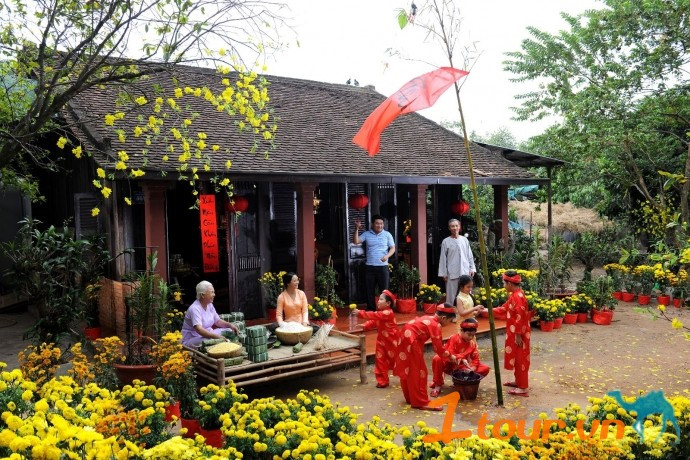 Phong tục đón Tết là một trong những nét đẹp văn hóa truyền thống của dân tộc Việt Nam. Chỉ còn chưa đầy 3 tháng nữa, chúng ta sẽ lại được sum vầy bên gia đình, người thân và đón Tết Nguyên đán. Hãy cùng xem hình ảnh về phong tục đón Tết để cảm nhận lại tình cảm gia đình, sự ấm áp trong không khí đặc biệt của ngày Tết.