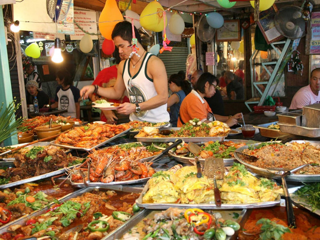 1. Bangkok, Thái Lan: Đây là thiên đường của ẩm thực đường phố với món mì pad Thai nổi tiếng ở đường Mahachai, hay những nhà hàng như Opposite với những set ăn có giá cố định.