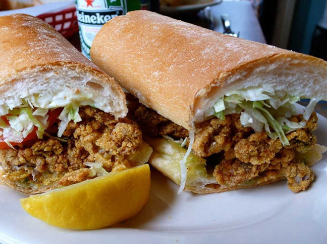 12. New Orleans, Louisiana: New Orleans nổi tiếng với các món Creole ngon tuyệt. Bạn có thể thử món sandwich po-boy với hải sản chiên hay xúc xích hun khói, hoặc ghé thăm Antoine’s, một trong những nhà hàng lâu đời nhất nước Mỹ để thưởng thức.