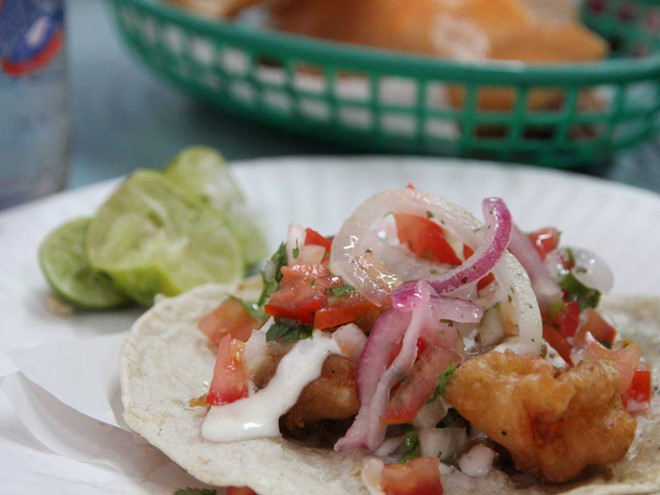 6. Ensenada, Mexico: Chợ Ensenada từng nổi tiếng với món tacos cá khi mở cửa năm 1958, và món cá trở thành một trong những món ăn tiếng tăm nhất vùng. Ngày nay, bạn có thể tìm thấy nhiều quầy hàng trong vùng bán món cá và tôm chiên ăn với nước xốt, salsa và bắp cải tươi.