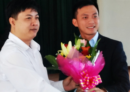 ông Nguyễn Bá Cảnh (bìa phải) vừa được bầu làm bí thư Thành đoàn Đà Nẵng (ảnh: Hữu Khá)