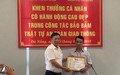 Người đàn ông dừng xe dọn khối bê tông giữa đường được khen thưởng