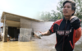 Nhà bị lũ cuốn, người đàn ông gửi vợ con cho người thân rồi xung phong đi cứu trợ người dân ngập lụt