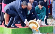 Chủ tịch nước Nguyễn Xuân Phúc thả cá chép tiễn ông Táo