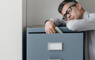 Buồn ngủ và ngủ mọi lúc có phải là bệnh: Tìm hiểu về chứng ngủ rũ