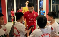 Quang Hải được fan nhí vây kín, đánh đầu lập công nhưng CAHN vẫn thua trước Hải Phòng