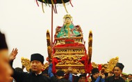 Lễ rước Mẫu qua sông trong lễ hội đền Đông Cuông
