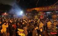 Hàng ngàn người đổ về dự lễ khai ấn đền Trần diễn ra vào lúc nửa đêm ở Nam Định