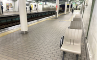 Tinh tế như người Nhật: Lý do khiến những chiếc ghế ở nhiều ga tàu không quay mặt về phía đường tàu, hóa ra là để bảo vệ hành khách