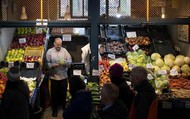 Khi trái cây, giăm bông trở nên xa xỉ: Giá thực phẩm Hungary tăng cao nhất châu Âu
