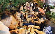 Lạ mà thương: Ăn bánh mì chảo không cần trả tiền, khách ngồi đông kín vỉa hè Sài Gòn