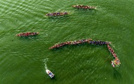 Khán giả reo hò, xem ghe đua "lộn vè" trên sông Hương