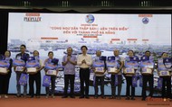 Chương trình “Cùng ngư dân thắp sáng đèn biển” trao tặng 200 phần quà cho ngư dân Đà Nẵng