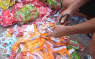 Quảng Bình: Tiêu huỷ 33.000 gói xúc xích nhập lậu