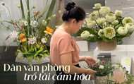 Cô nhân viên hành chính tuần nào cũng cắm bình hoa rực rỡ cho văn phòng, chị em đồng nghiệp thích thú vì có thêm góc chụp ảnh đẹp xinh