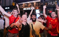 CĐV Tây Ban Nha tại Hà Nội mở tiệc ăn mừng khi đội nhà vô địch Euro 2024