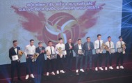 Ngoại binh Thép xanh Nam Định giành "cú ăn ba" danh hiệu tại V-League Awards 
