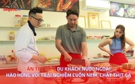 Ăn Tết Việt: Du khách nước ngoài hào hứng với trải nghiệm cuốn nem, chặt thịt gà