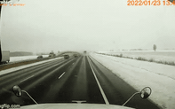 “Vòi rồng băng tuyết” bất ngờ xuất hiện trên cao tốc, gây tai nạn liên hoàn, 40 xe hư hỏng