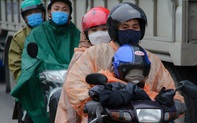 Hàng nghìn người chạy xe máy trùm áo mưa kín mít, ùn ùn rời Hà Nội về quê ăn Tết