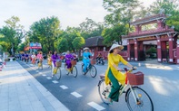 Mang áo dài diễu hành xe đạp, phụ nữ Huế lan tỏa thông điệp về thành phố "sáng, xanh, sạch, đẹp" 
