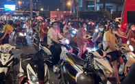 Người dân TP.HCM dừng xe giữa đường "chịu trận" vì tắc đường khi đi qua Công viên Bến Bạch Đằng tối cuối tuần