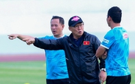 Thành Chung trở lại, HLV Park Hang-seo mất hơn 20 phút dặn dò trợ lý trước khi tạm chia tay đội tuyển