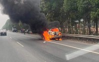 Hà Nội: Ô tô bốc cháy dữ dội trên Đại lộ Thăng Long