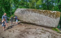 Giải mã bí mật tảng đá khổng lồ nặng 137 tấn nhưng ai cũng có thể di chuyển, hé lộ mẹo nhỏ mà nhiều người không biết
