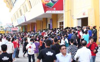 Hàng chục nghìn người hâm mộ Nam Định xếp hàng dài vào sân Thiên Trường xem bán kết U23 Thái Lan đấu U23 Indonesia
