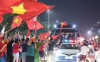Ảnh, clip: CĐV cả nước vỡ òa, nhiều người ở Hà Nội và TP.HCM đổ ra đường ăn mừng chiến thắng nghẹt thở của U23 Việt Nam
