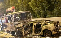 TP.HCM: Ô tô 4 chỗ tông tông trực diện xe tải cẩu rồi bốc cháy, 2 người tử vong