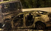 TP.HCM: Xe Audi bốc cháy trên đường, chưa xác định được danh tính 2 người tử vong trong xe