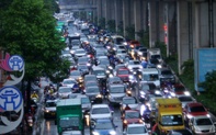 Đường phố Hà Nội ùn tắc nghiêm trọng trong ngày mưa lớn, người dân vất vả di chuyển đi học, đi làm
